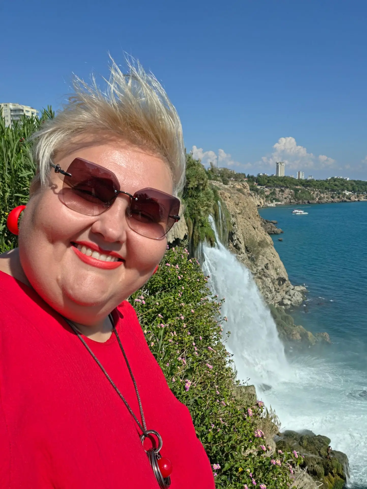 Лицо счастливого человека в отпуске выглядит примерно так