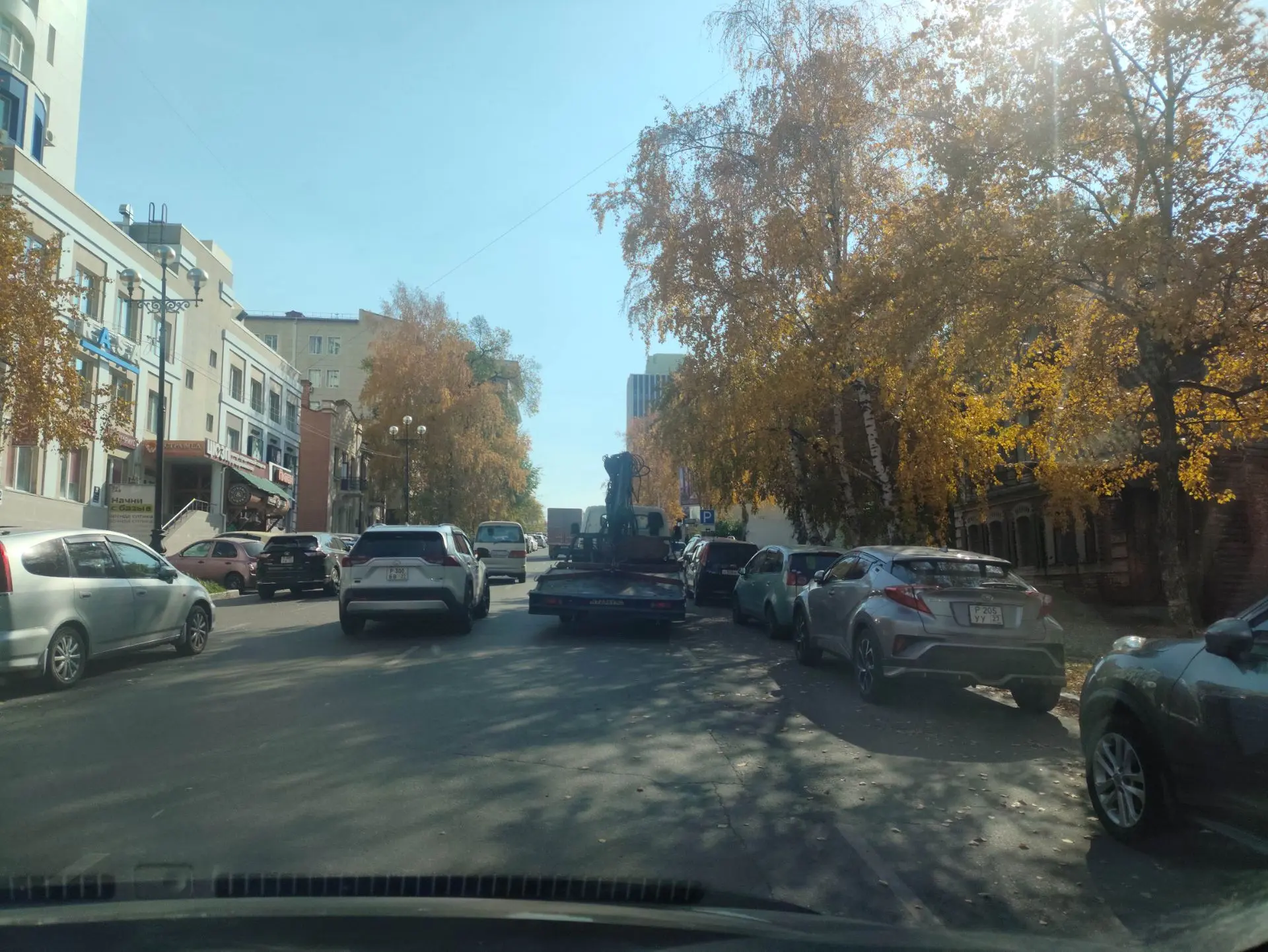 Улица Дзержинского, работают автоэвакуаторы