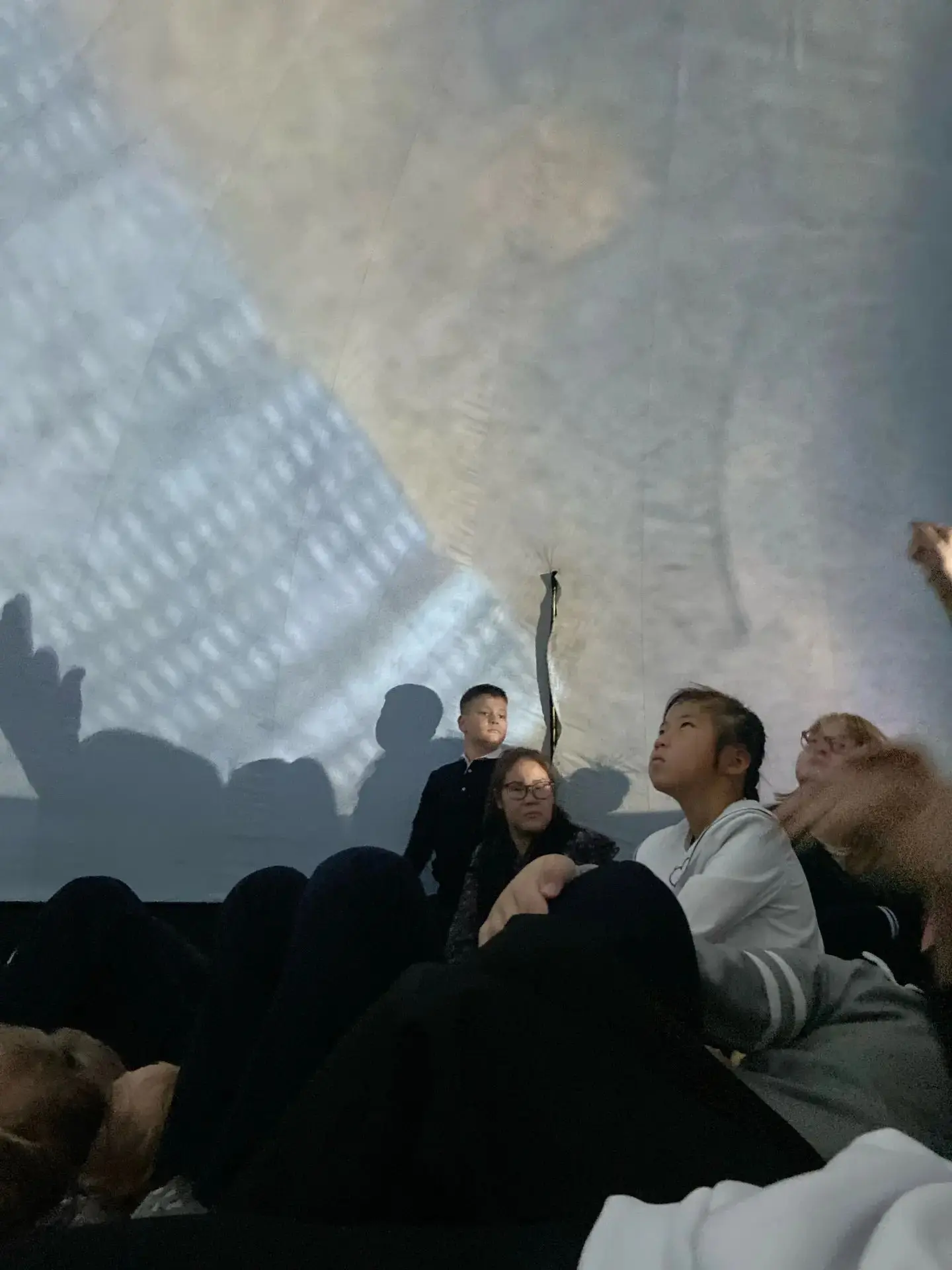 На прошлой  неделе стены нашего спортзала превратились в купол звёздного неба! К нам в ...