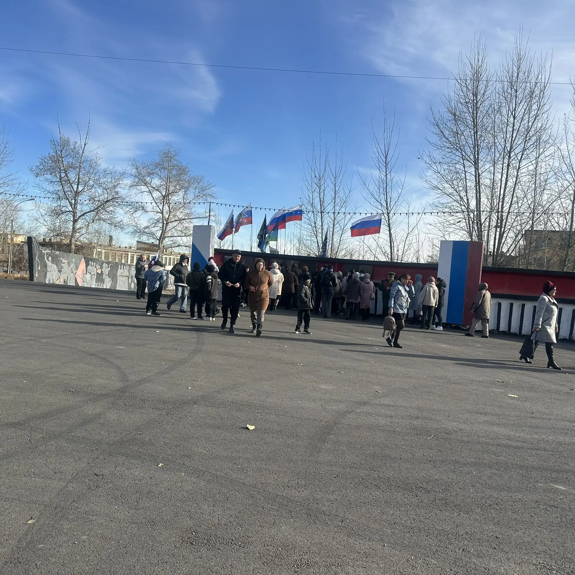 Сегодня в нашем поселке состоялось мероприятие, посвященное открытию мемориальных плит ...