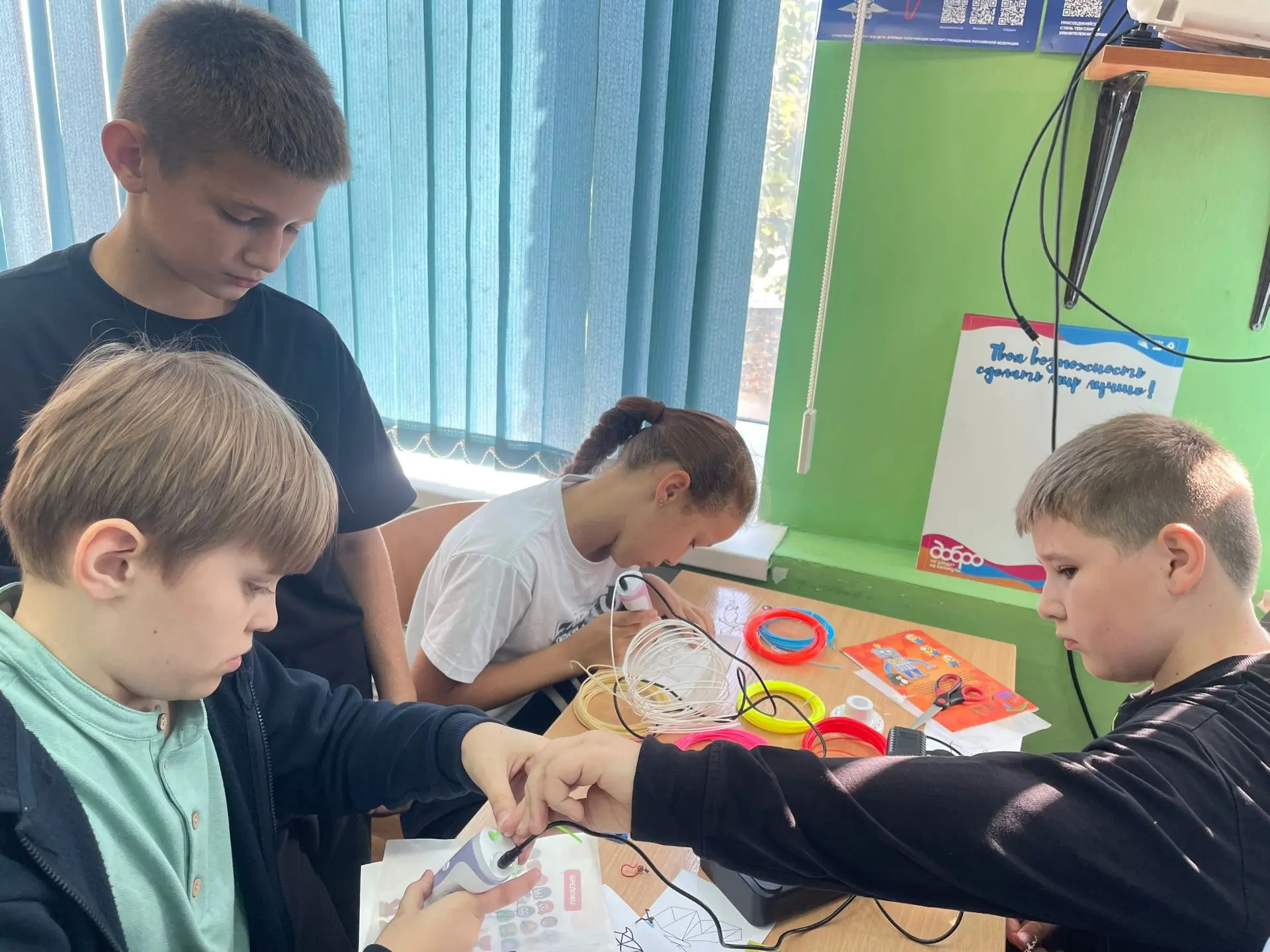 🖍Юные исследователи Приморской школы впервые осваивали работу с 3D-ручками