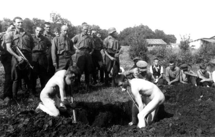 Копание могил, Воронежская область, деревня Полниково 1942 год.