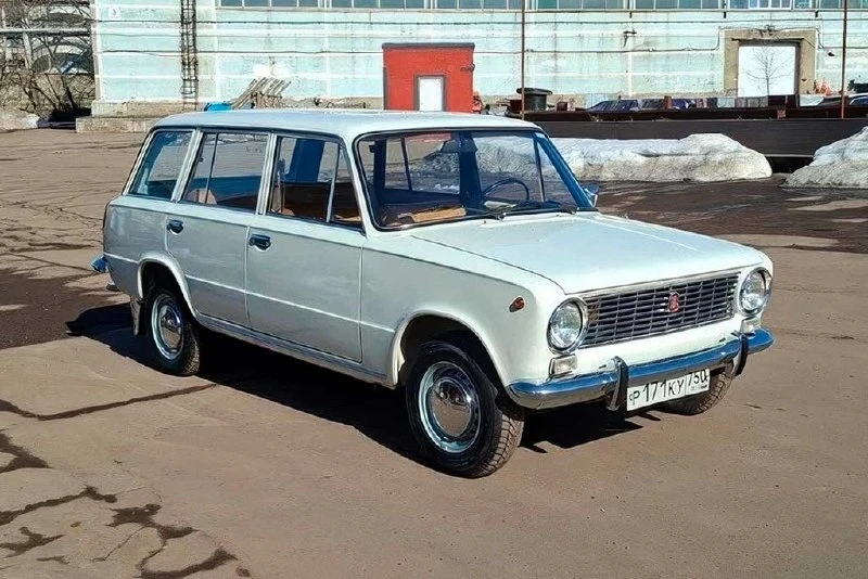 На продаже в Москве находится универсал ВАЗ-2102 1983 года. Его цена составляет 1,5 мил...