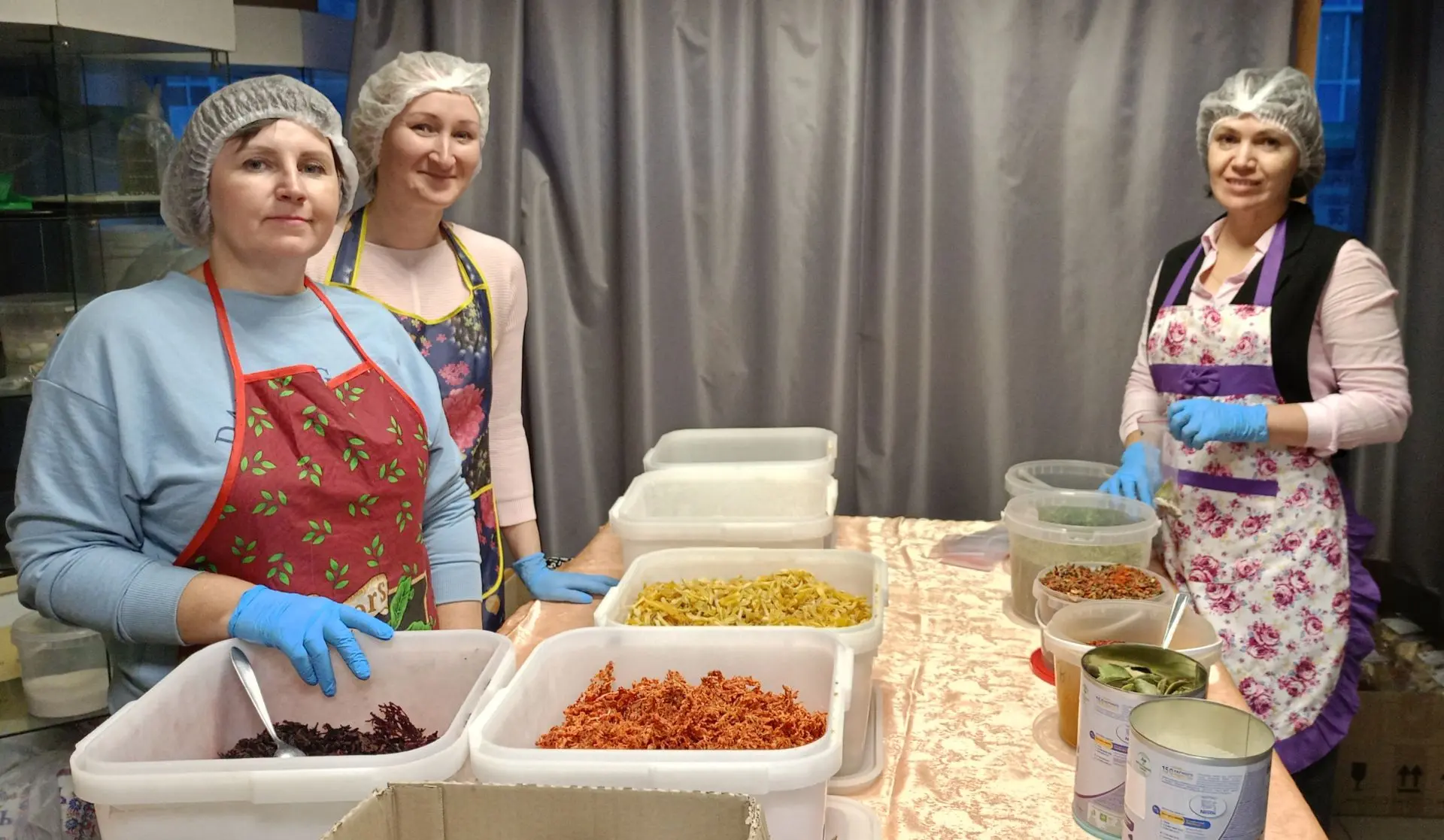 💕Вчера  продолжалась работа  по сбору вкусных рационов питания для бойцов и в нашей ма...