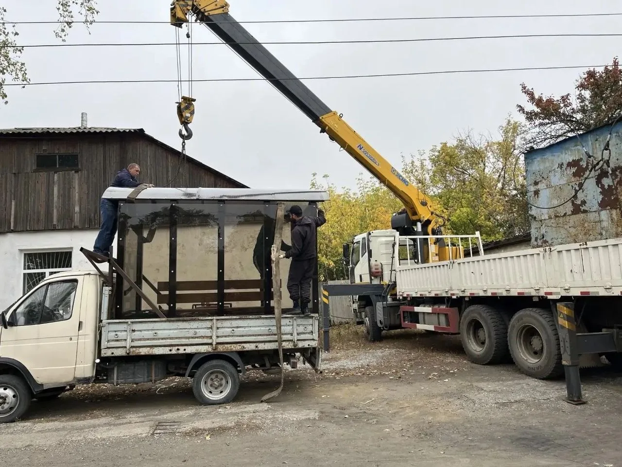 В пгт. Софиевский реализуется народная инициатива по благоустройству остановок