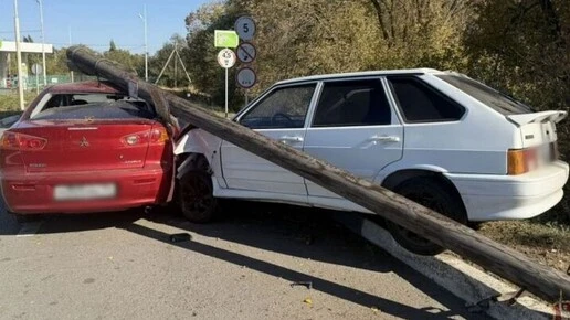 В Волгограде опора ЛЭП придавила два автомобиля