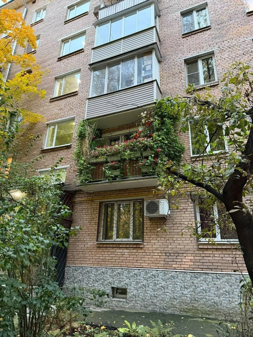 Балкон на 11-й Парковой утопает в цветах 😍