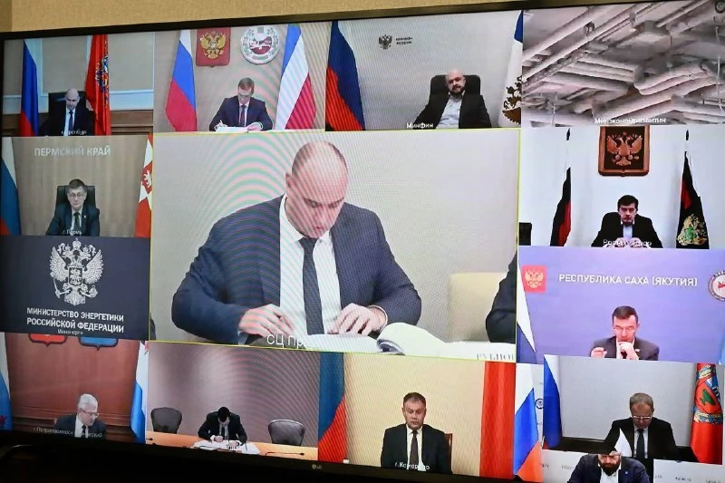 Вице-премьер Александр Новак обсудил с главами регионов ситуацию с ценами на топливо. П...