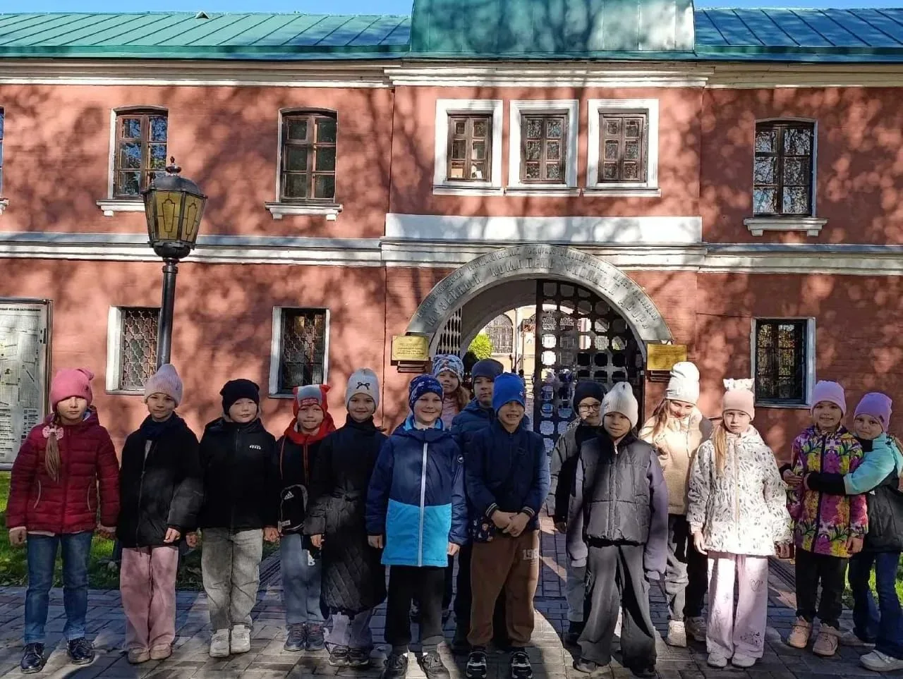Первые каникулы для учеников 1 "В" класса отмечены первой экскурсией. Дети вместе с кла...