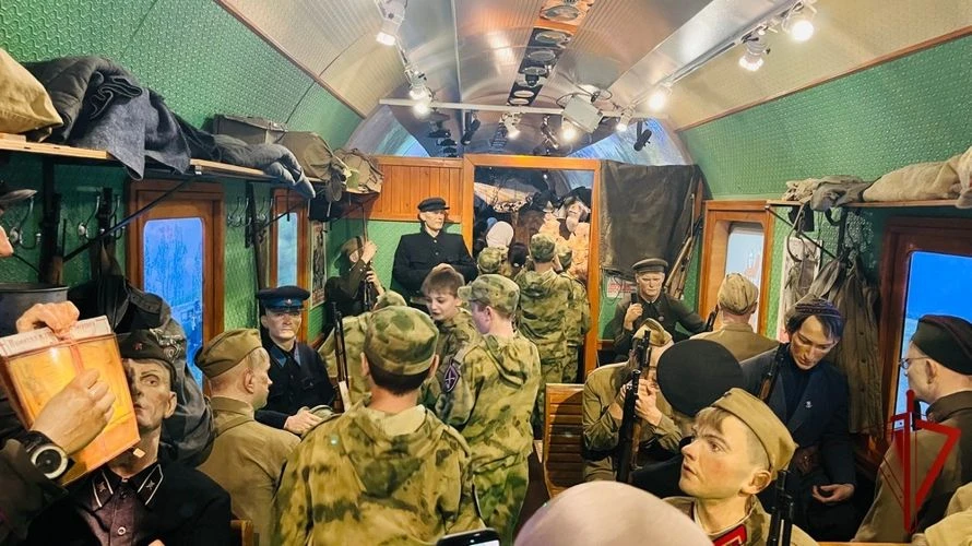 В Дагестане росгвардейцы организовали для учащихся профильного класса экскурсию в перед...
