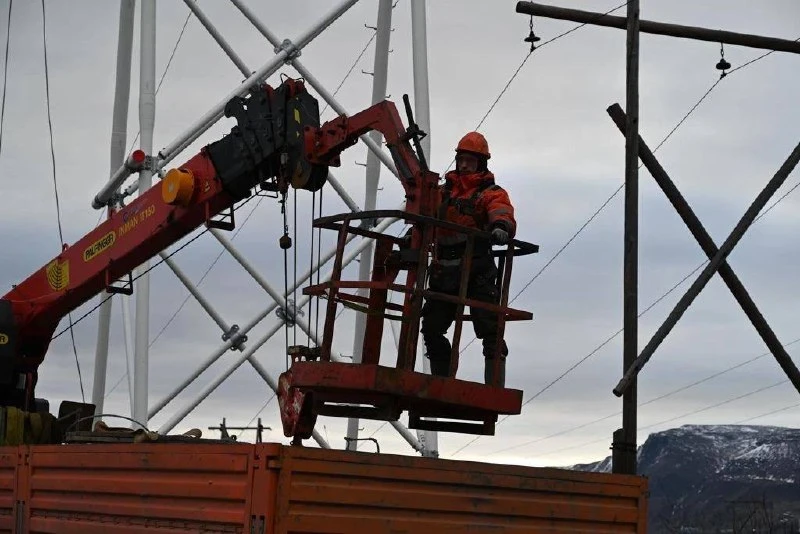 ⚒️ В Норильске меняют старые деревянные опоры на современные композитные