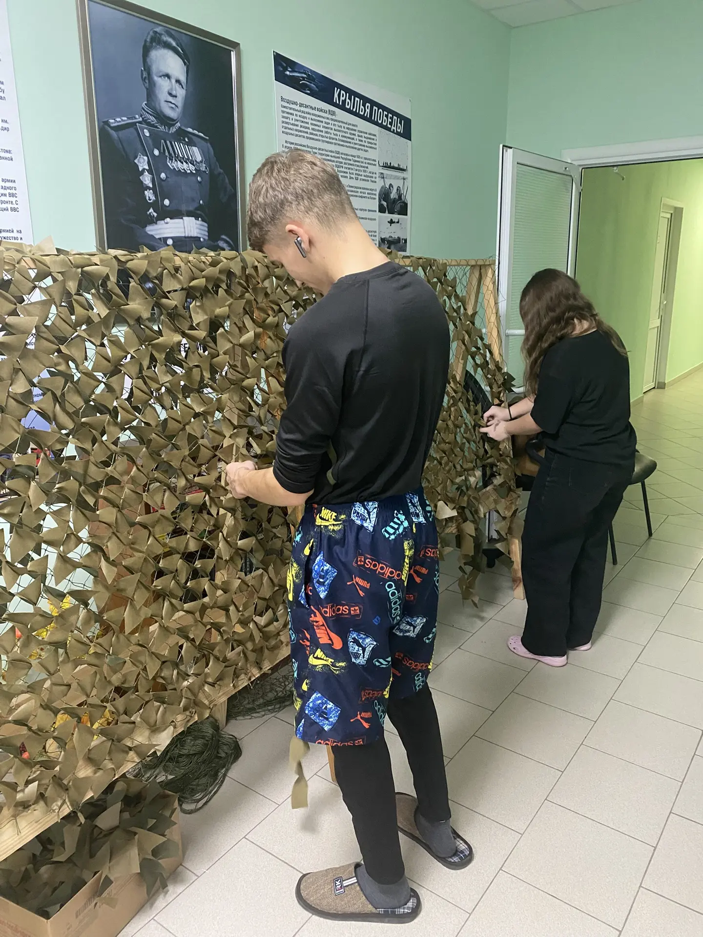 196-ю маскировочную сеть начали плести в общежитии студенты Малов Евгений (26св-1) и Фа...