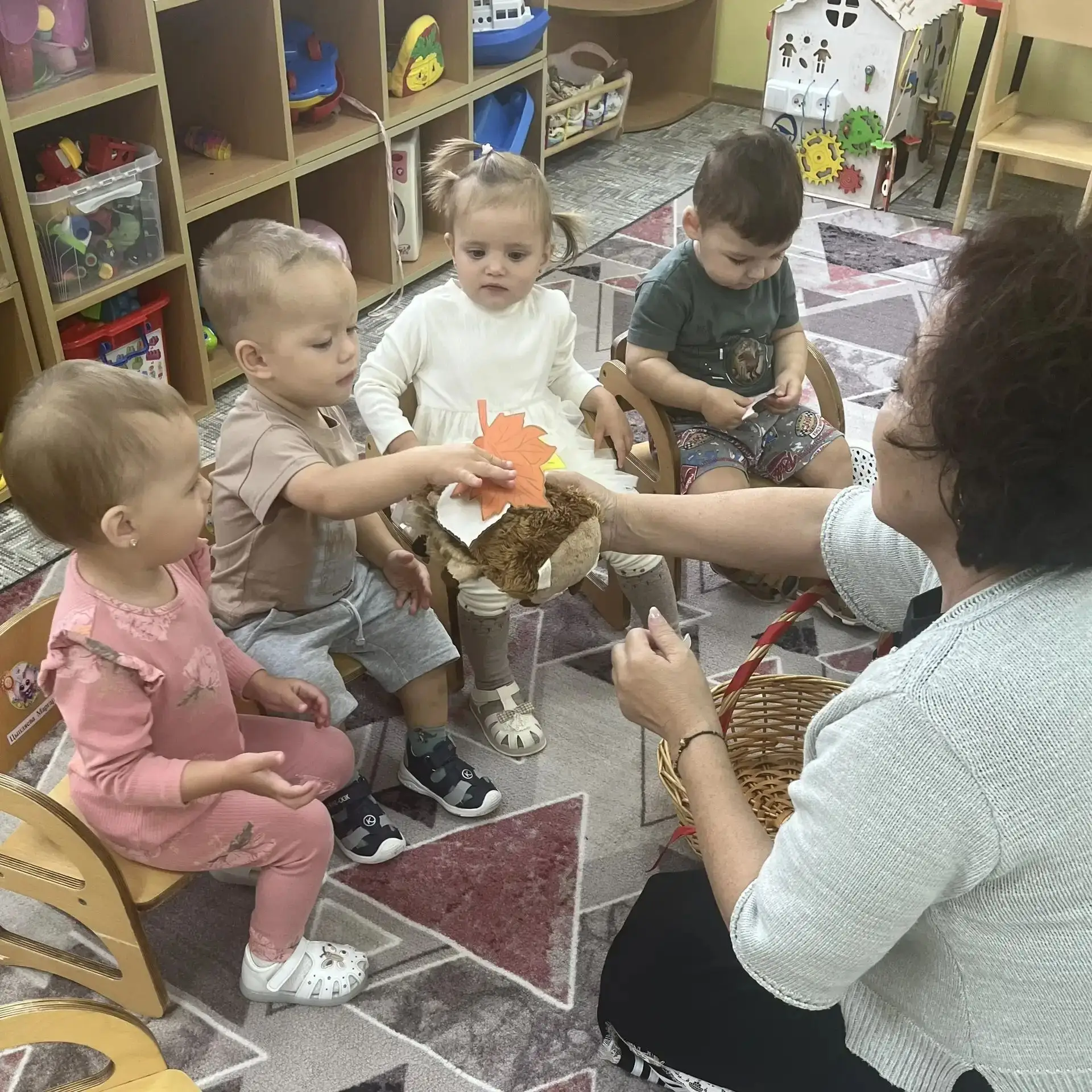 💥 В первой группе раннего возраста «Цыплята» прошло занятие на тему «Ежик в гости к на...