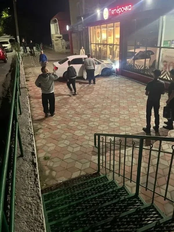 🤬 В Находке автомобиль сбил девушку и протаранил магазин «Пятёрочка»