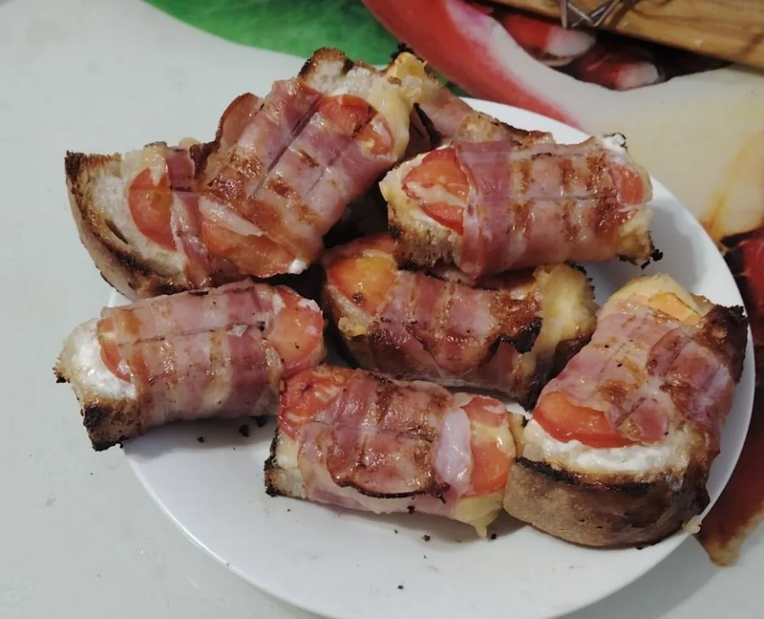 Друзья, ловите рецепт шикарных и очень вкусных бутербродов! Ммм... Идеальный перекус на...