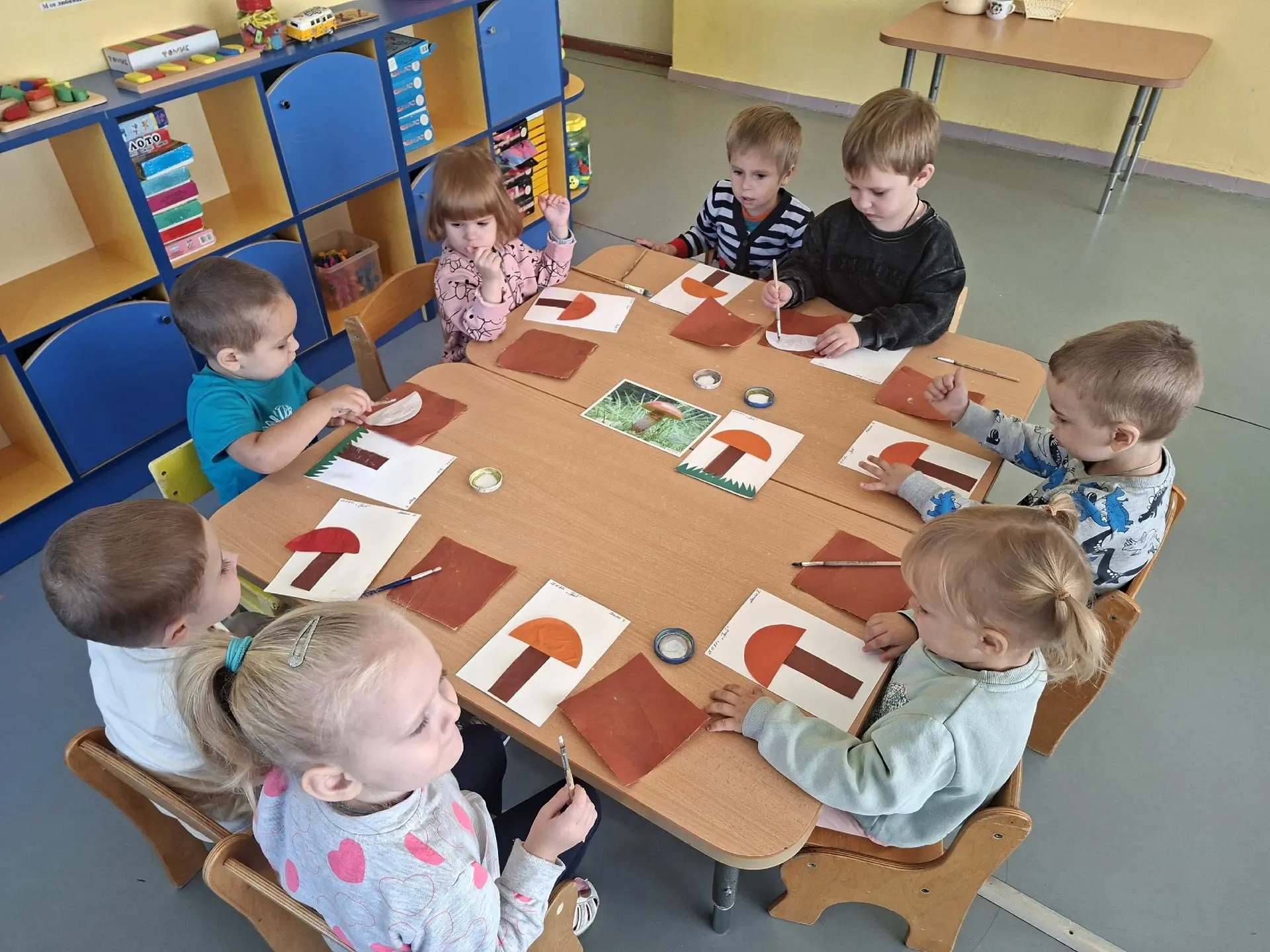Под берёзкой у дорожки