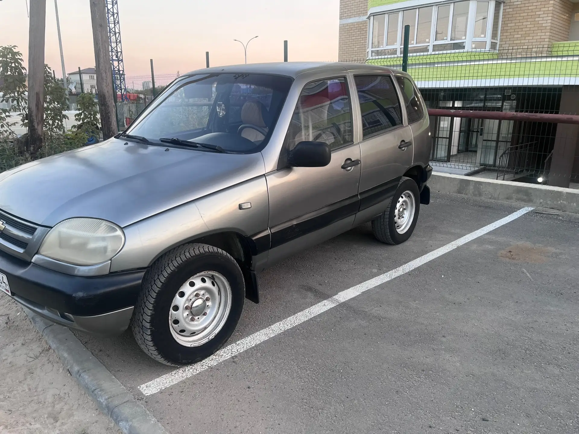 В продаже нива Шевроле 2006 год мотор коробка без нареканий косяки видно на фото цена 2...