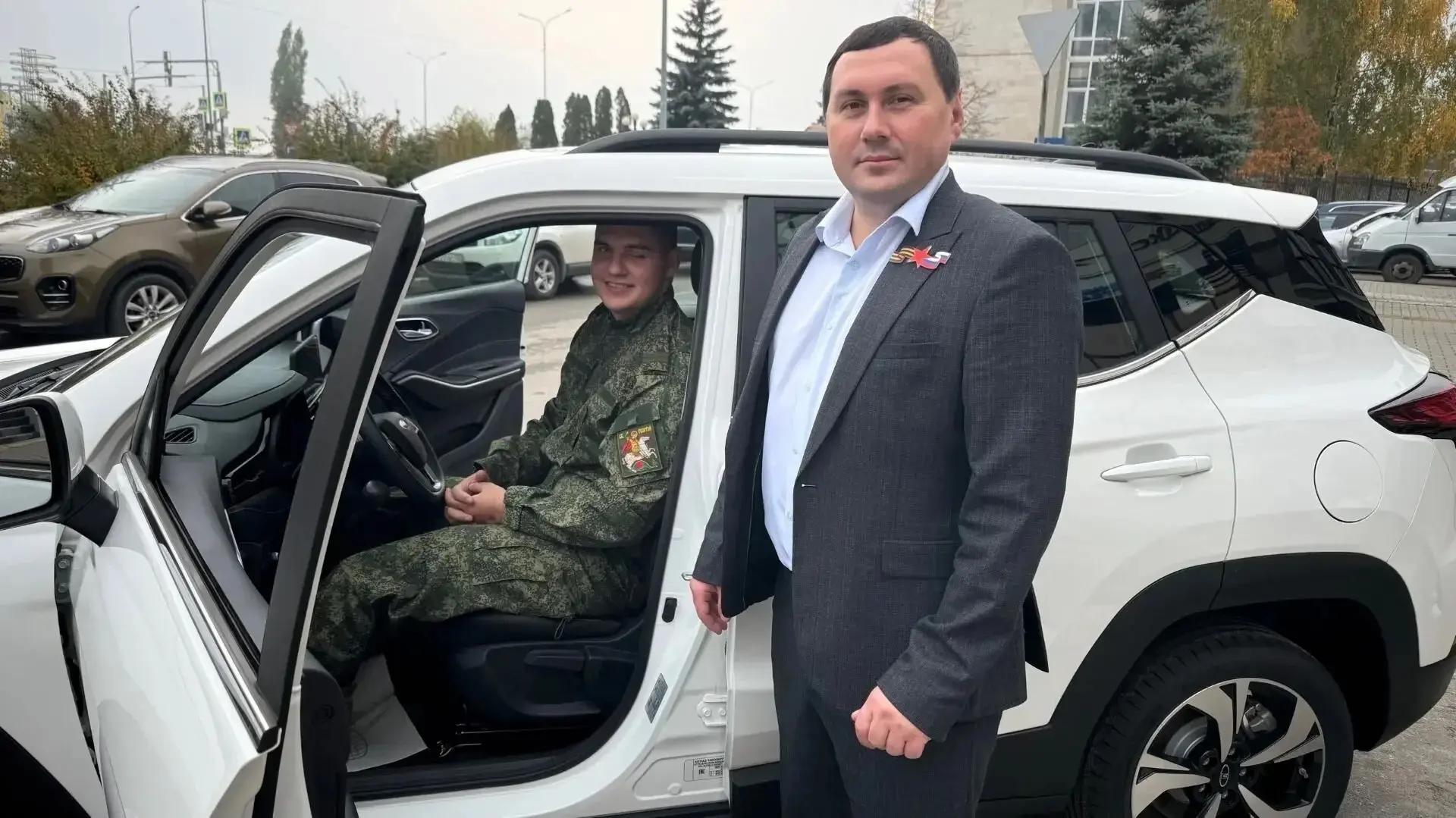 🚙 Ветерану СВО вручили автомобиль с ручным управлением
