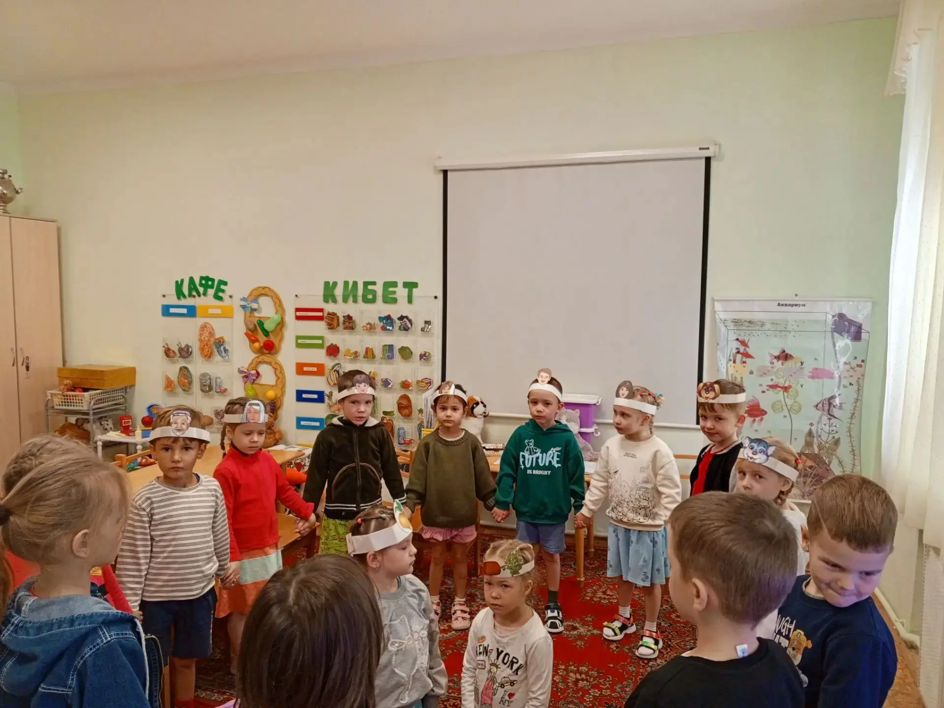На занятии по обучению детей татарскому языку идёт работа по теме "Овощи"(Яшелчәләр). Т...
