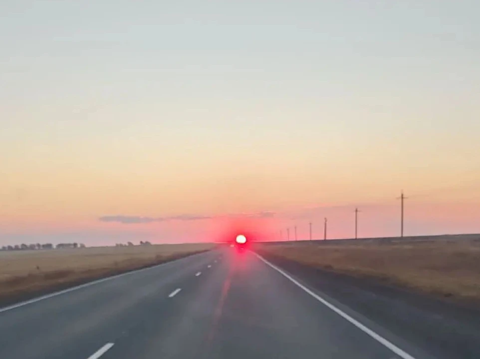 С востока на запад.