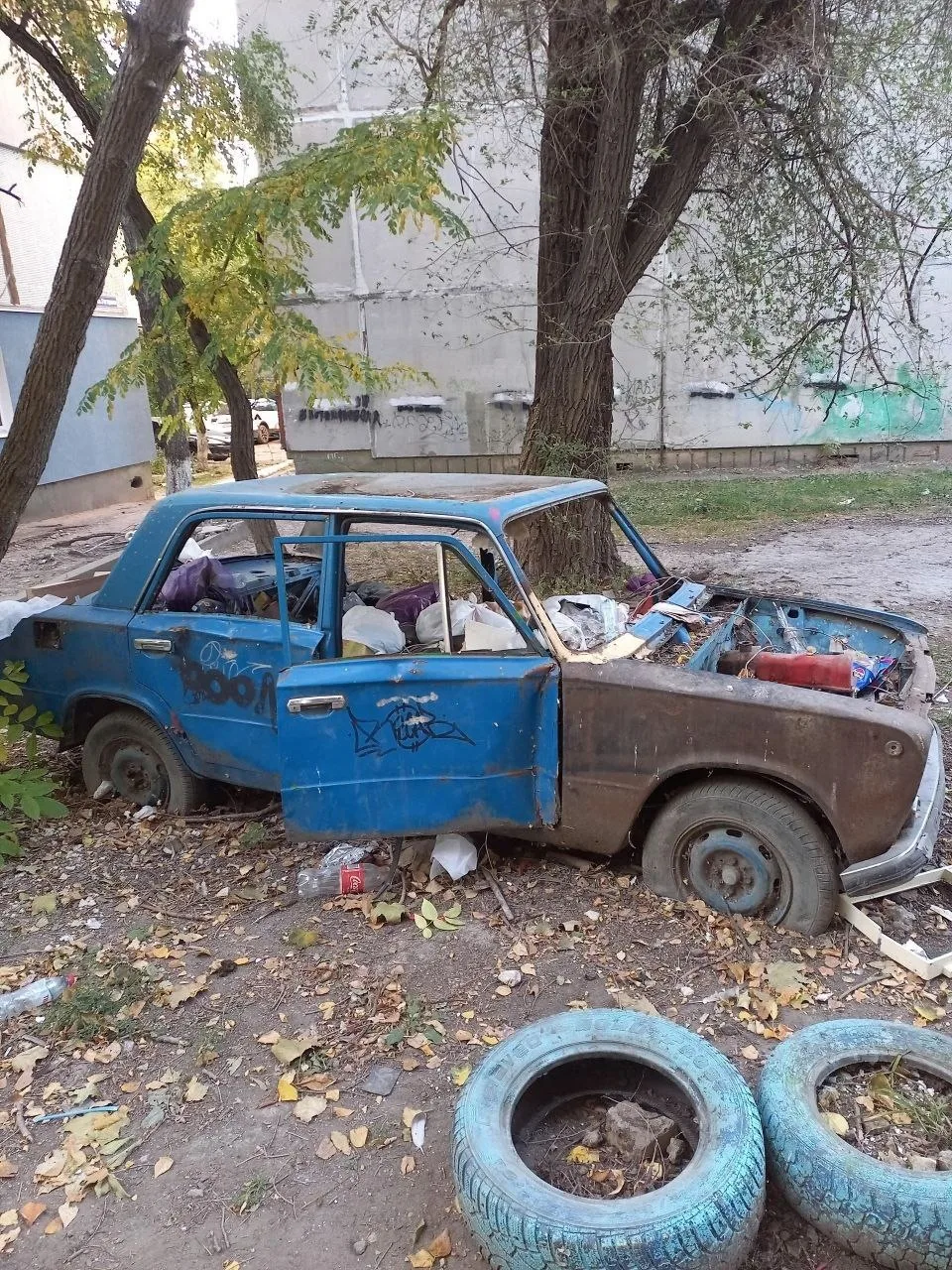 Возле дома, Гагарина 11, стоит вот такой "антиквариат", ком. службы, администрация горо...