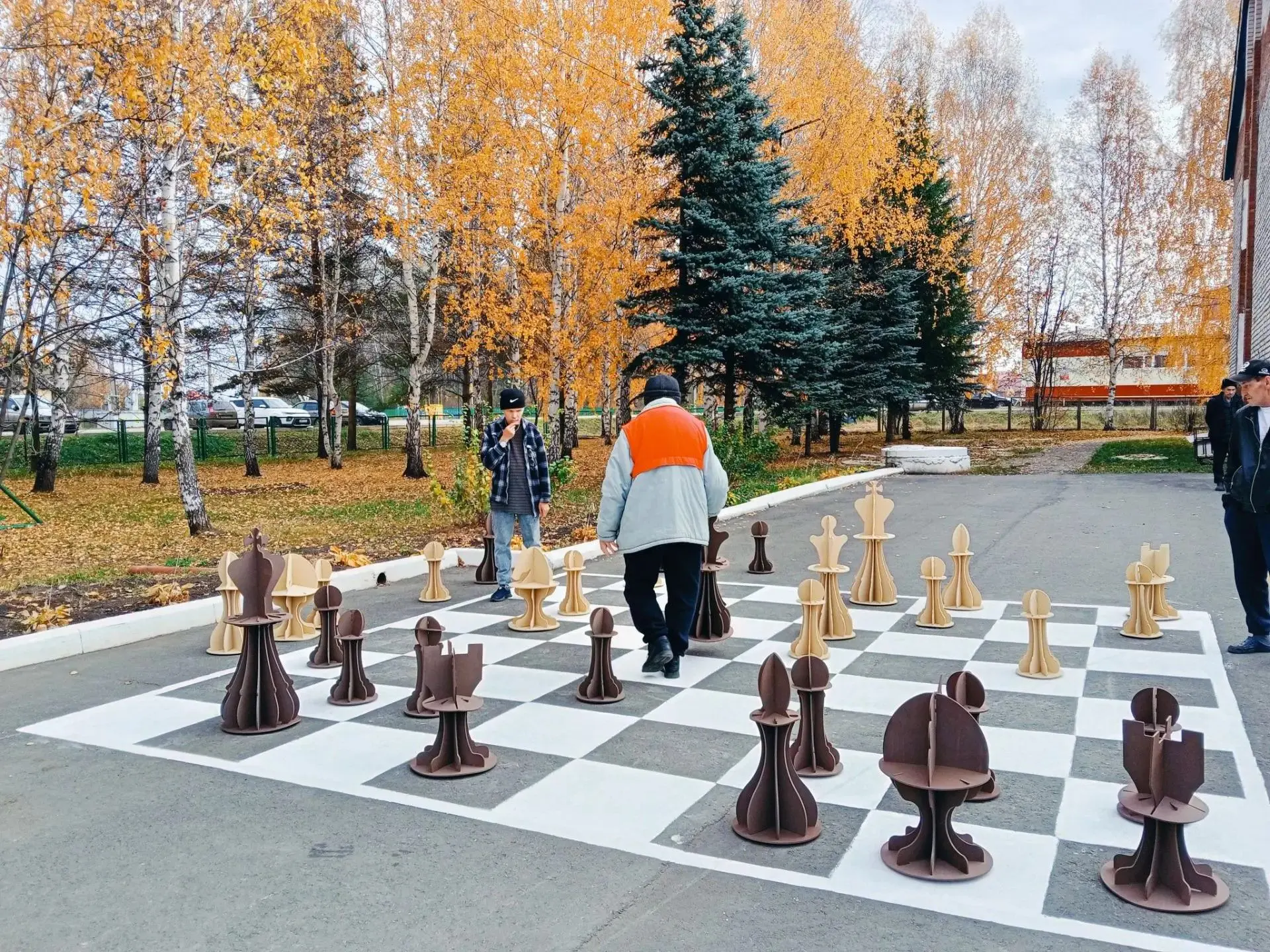 ♟️Шахматы на асфальте: большая игра для больших стратегов!