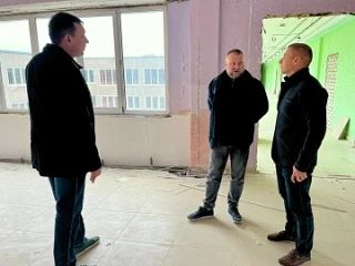 Глава администрации Светловского округа Сергей Бевз посетил школу №5 города Светлого, г...