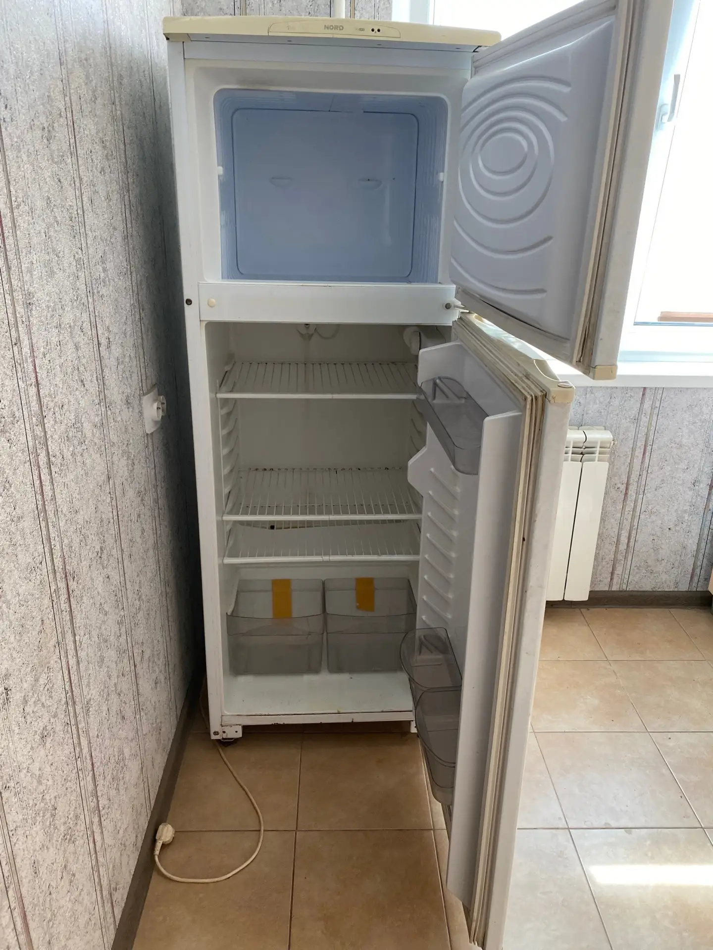 Отдам даром на запчасти или починку холодильник, не включается