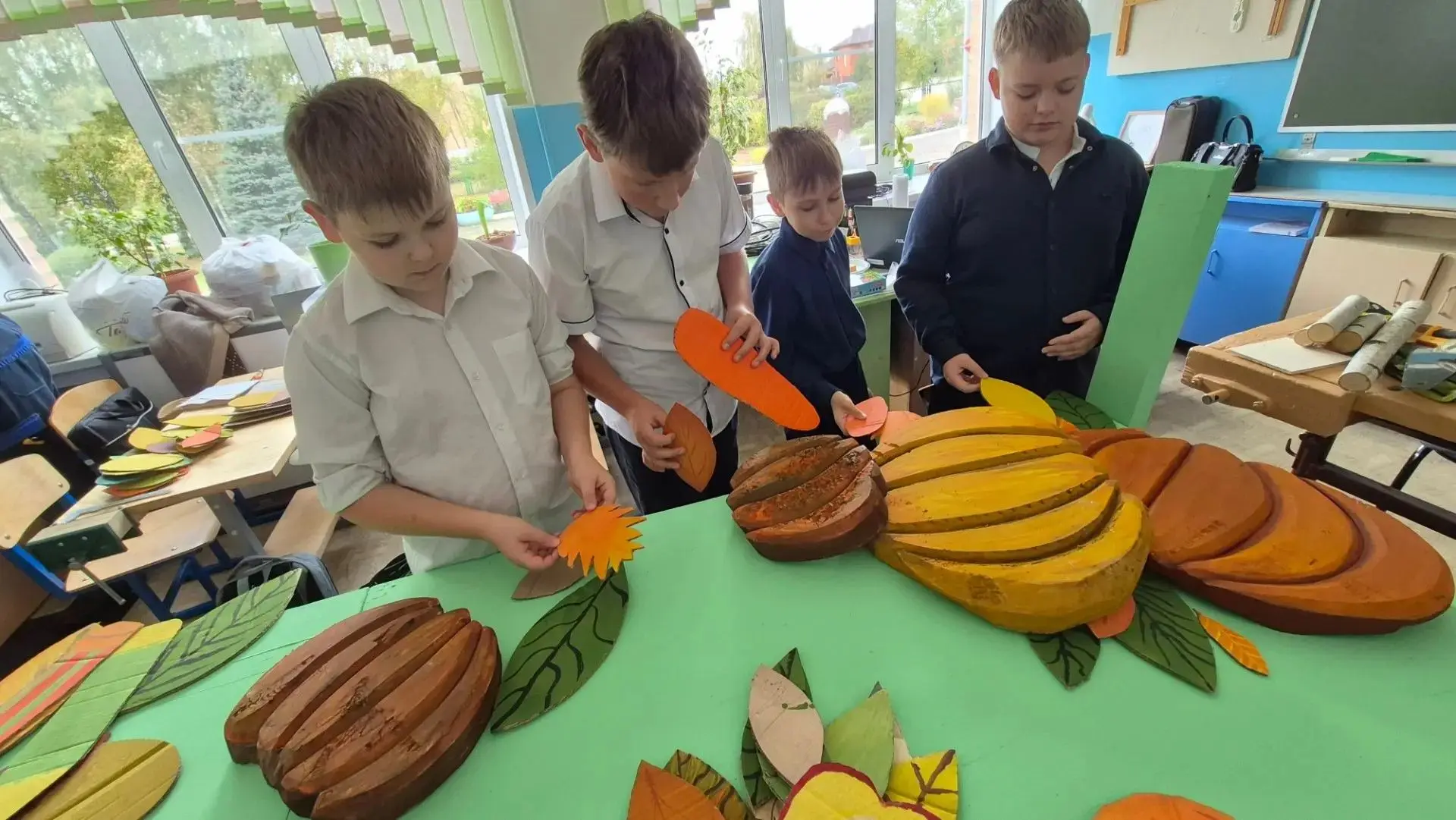 Ко Дню учителя наши ученики с удовольствием сделали осеннюю "вкусную" фотозону. Здесь и...