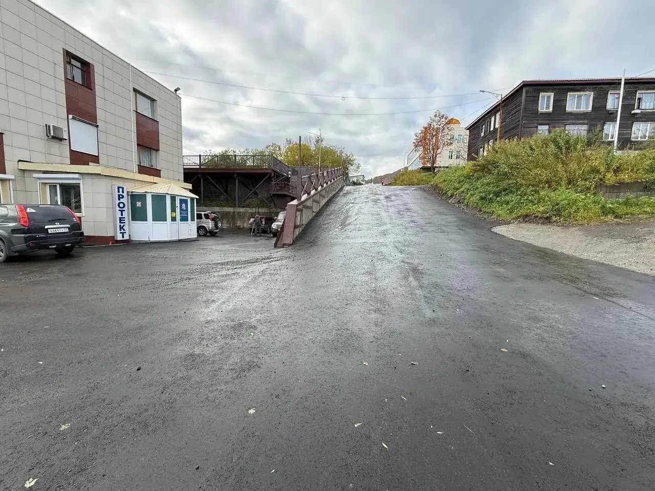 Дорогу к протезистам отремонтировали через суд, а тротуар так и не сделали