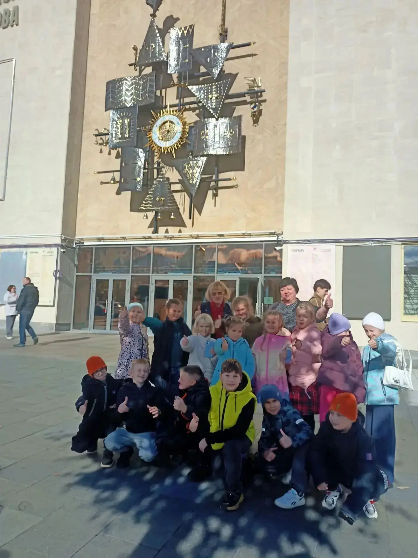 🎭 На каникулах обучающиеся 2 а, 2 б, 2 в, 1 а классов побывали в Москве. Театр Образцо...