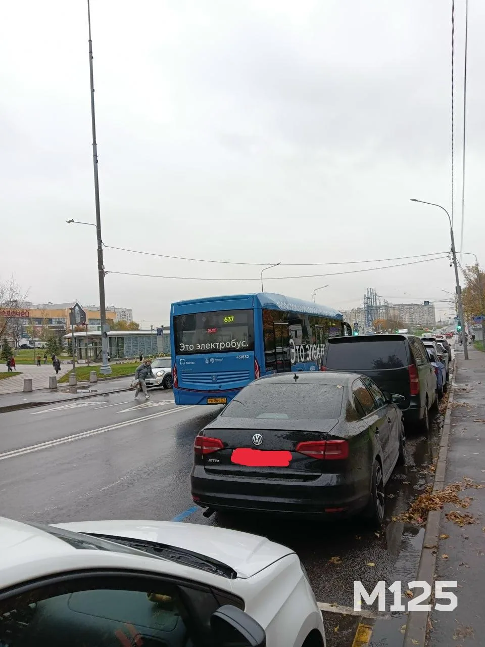 💬Остановку 637-го электробуса у метро "Бибирево" перенесли. Но по словам жителей, не в...