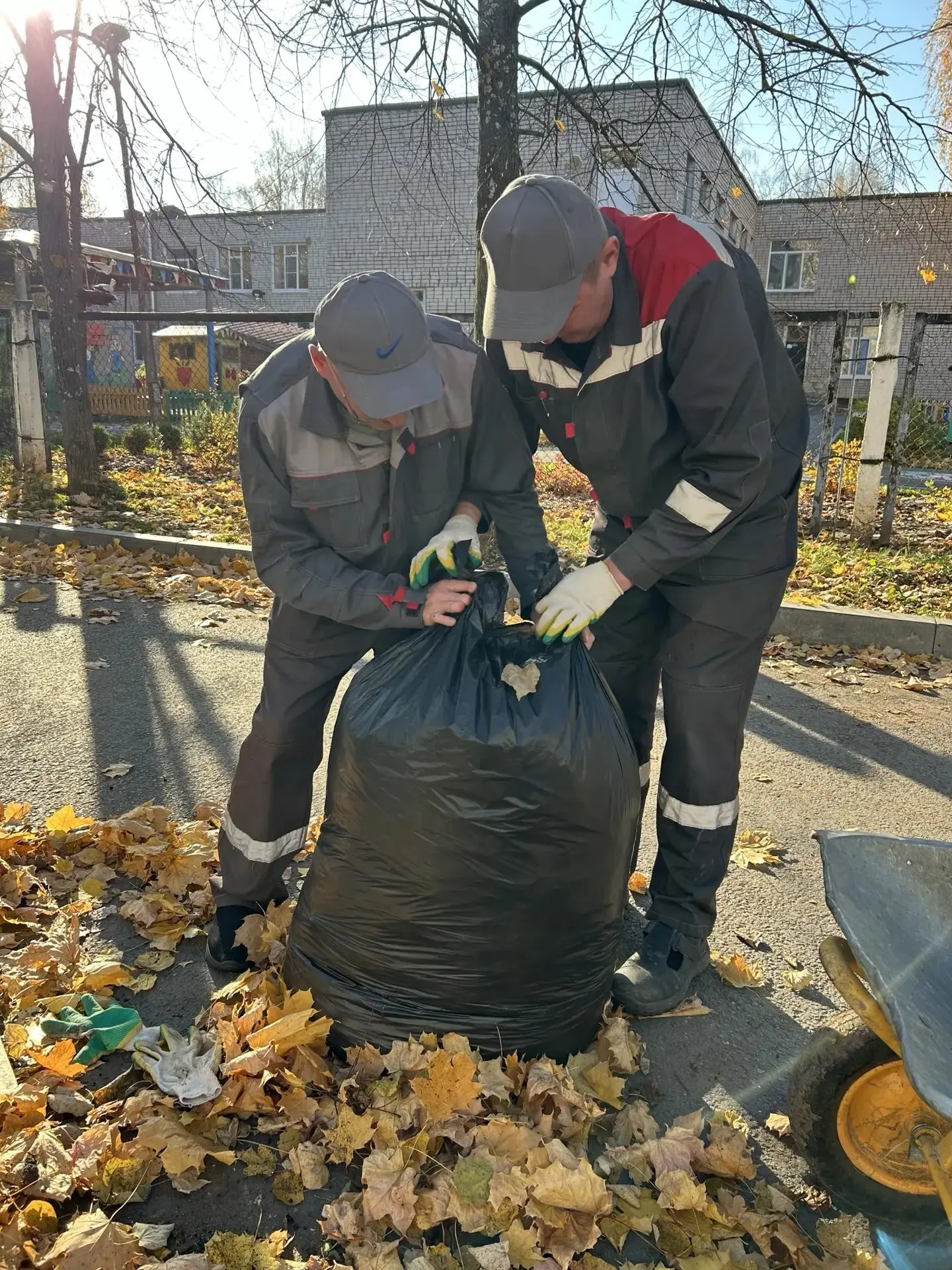 Месячник по благоустройству и уборке территории продолжается. А это значит, что коллект...