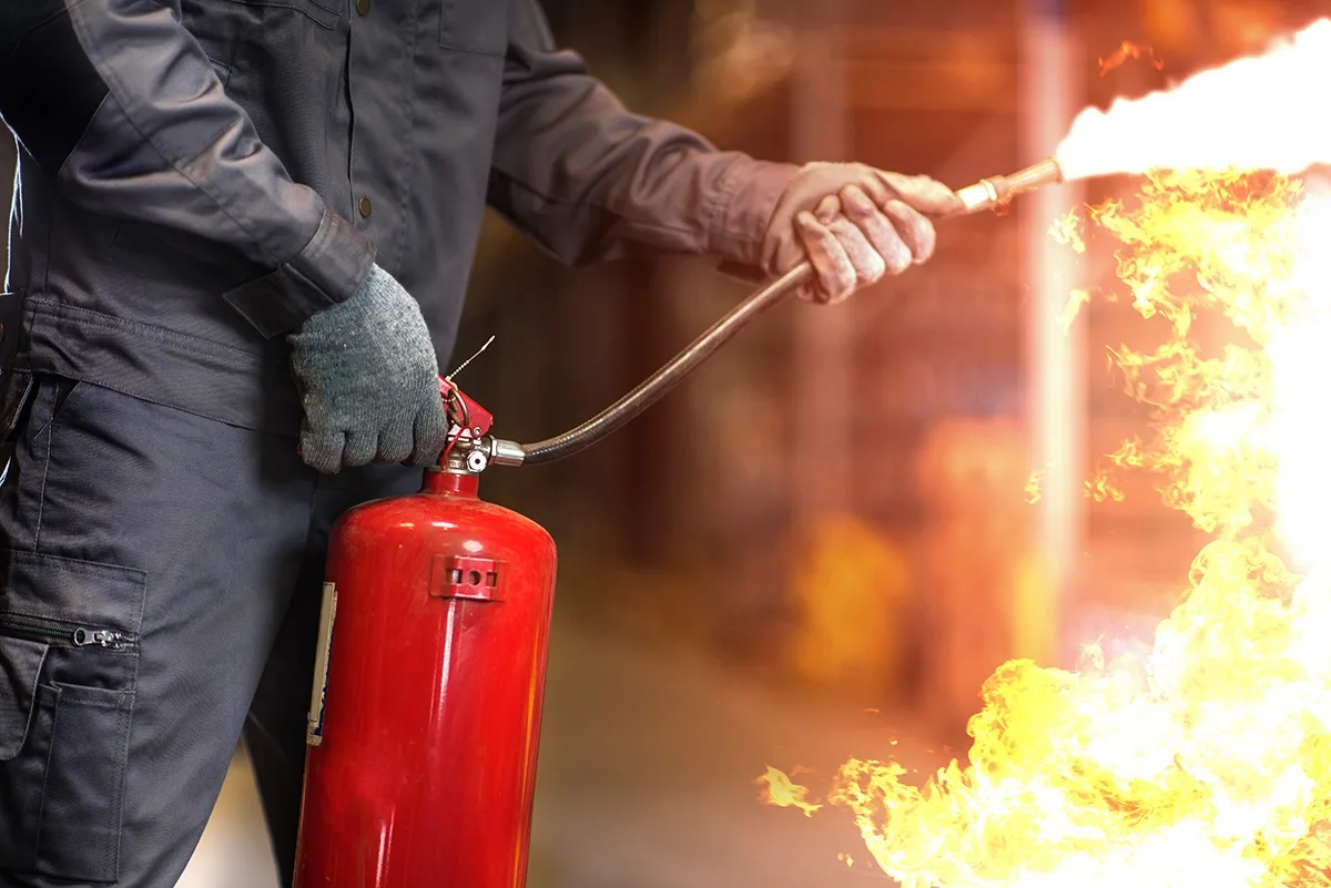 🔥У автобуса в Кингисеппе загорелся мотор: водитель и кондуктор не растерялись