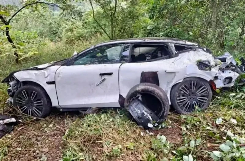 Lynk & Co 10 EM-P спас водителя упав со 100-метрового обрыва