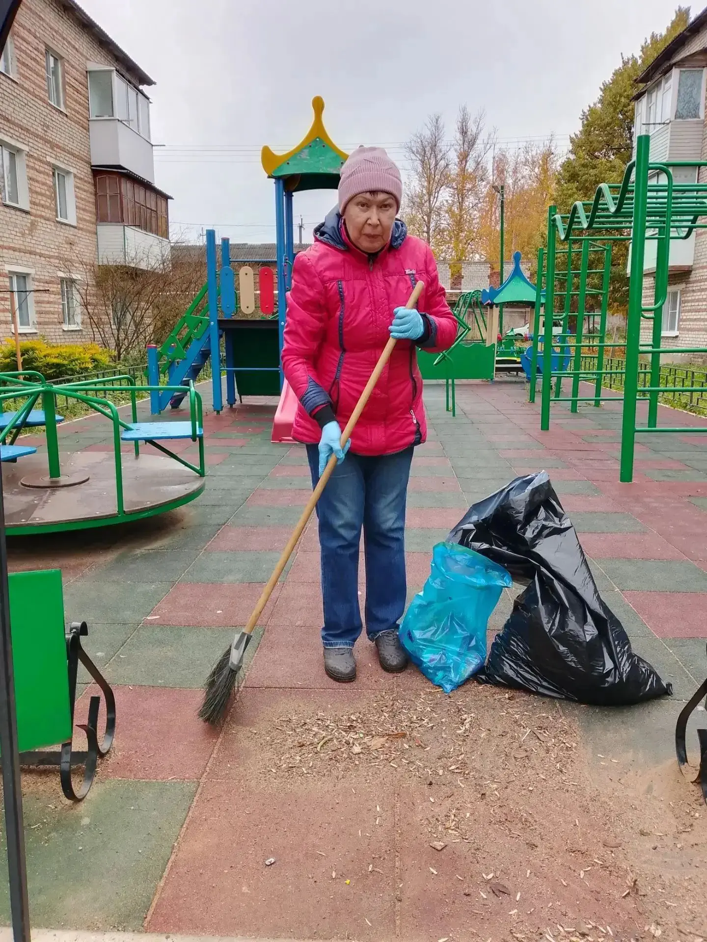 Сотрудники детской школы искусств Сычевки сообщают: в городе объявлен субботник!