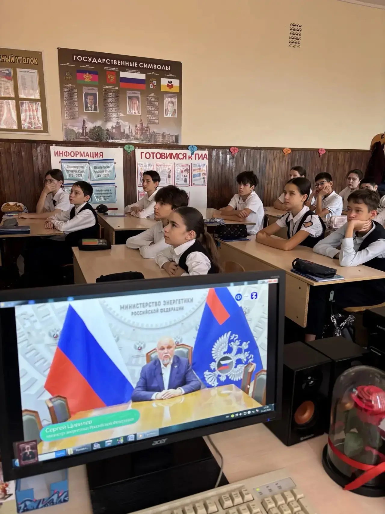Сегодня на классном часе «Россия - мои горизонты» ученики 6 « А» класса  узнали, как ра...