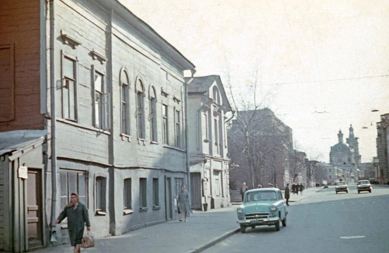 На улице Карла Маркса (ныне Старая Басманная).