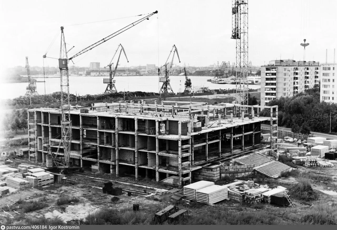 Кинотеатр "Тула". На снимке проходит стройка здания. 1986 год.