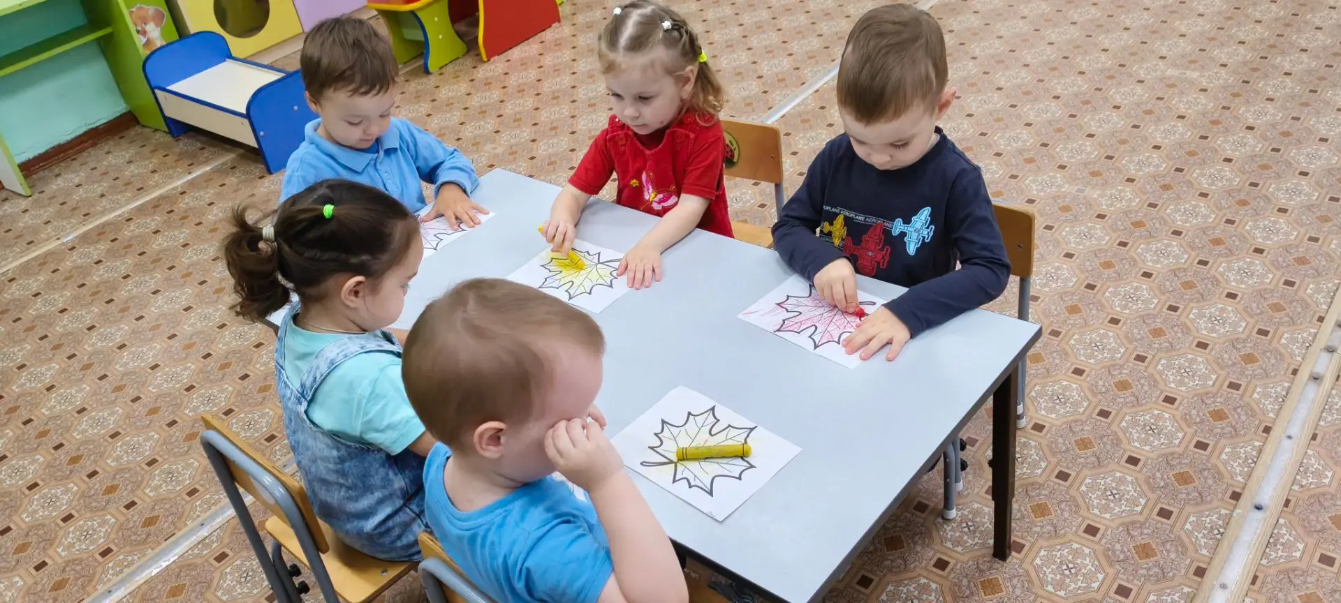 Работа с детьми  в ранней группе "Ладушки" на  тему: "Осенний лист"  требует особого по...