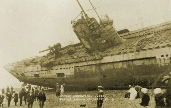 Немeцкая подводная лодка «U-118», выброшенная на берег. Великобритания, 1919 год