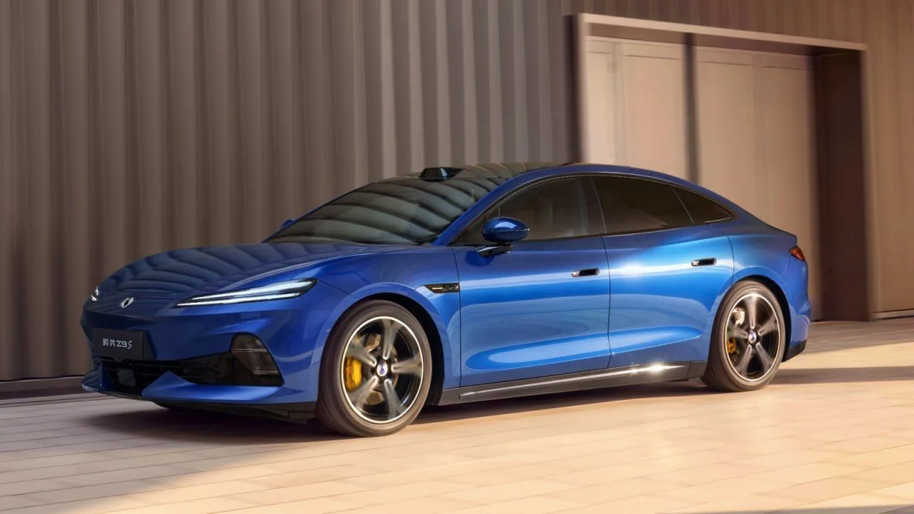 Премиальный седан Denza Z9S от компании BYD вышел на рынок Китая с диапазоном цен 255,8...