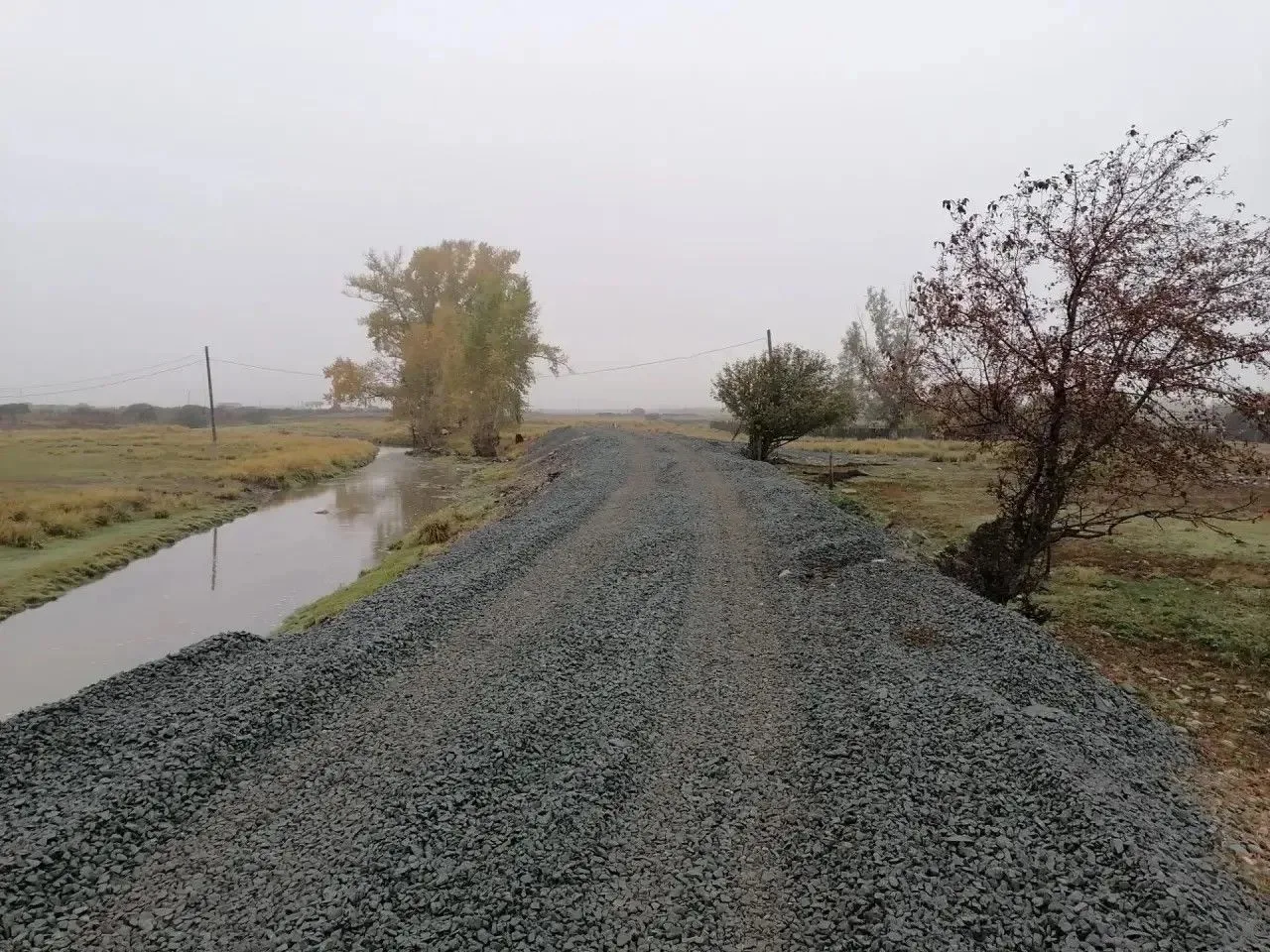 🚜Дамбу укрепили на реке Бея в селе Куйбышево