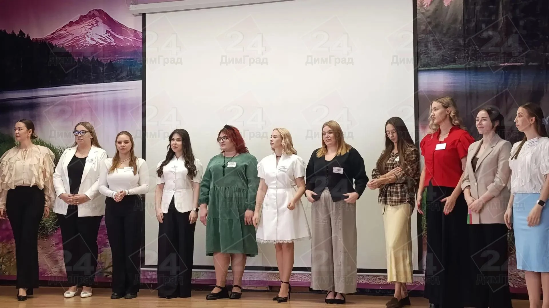 В школе № 9 идёт церемония награждения победителей конкурса «Педагогический дебют». 3 л...