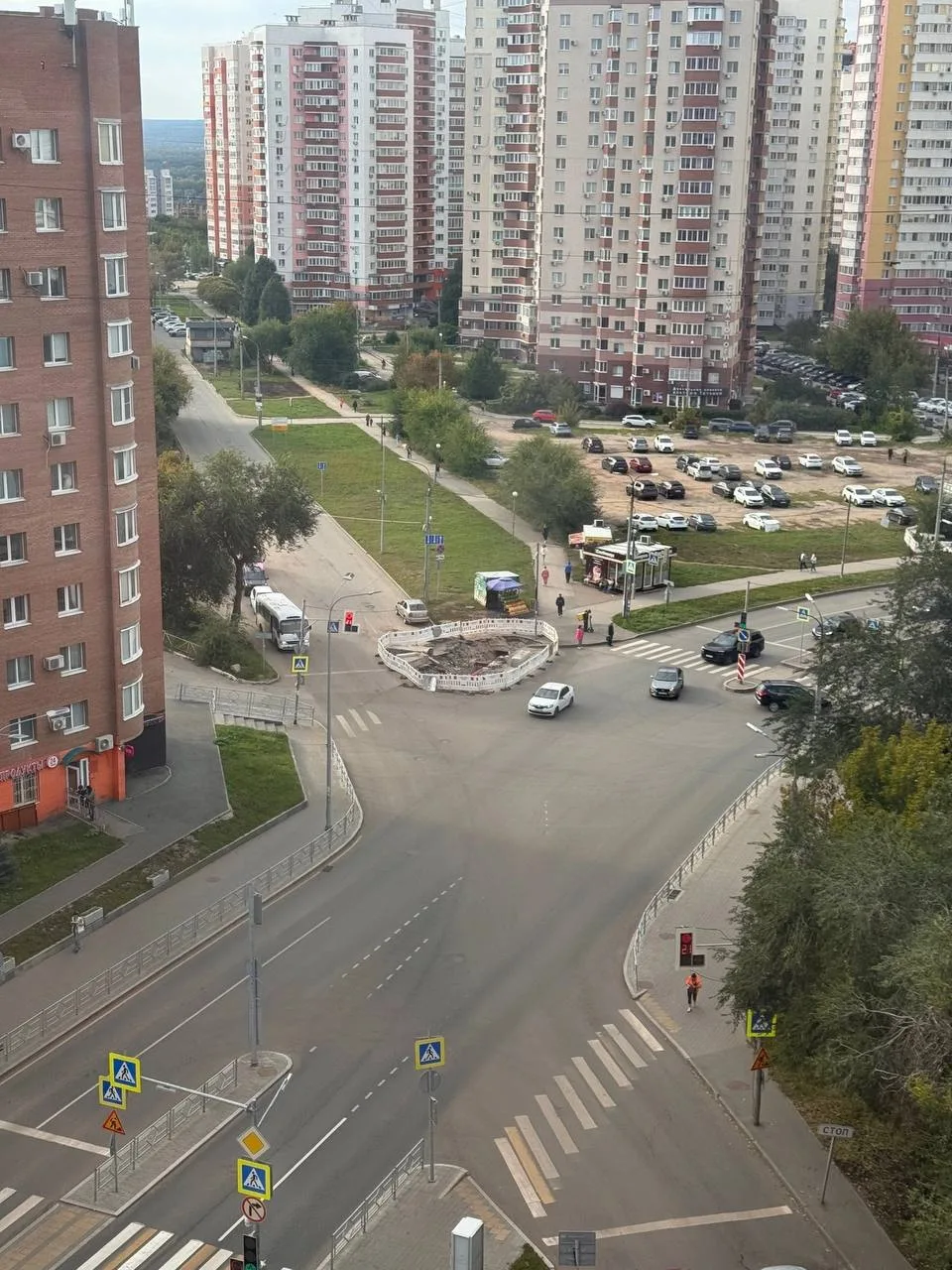 🚧 В Самаре жители уже третий месяц ждут, когда закопают яму у 5-й просеки