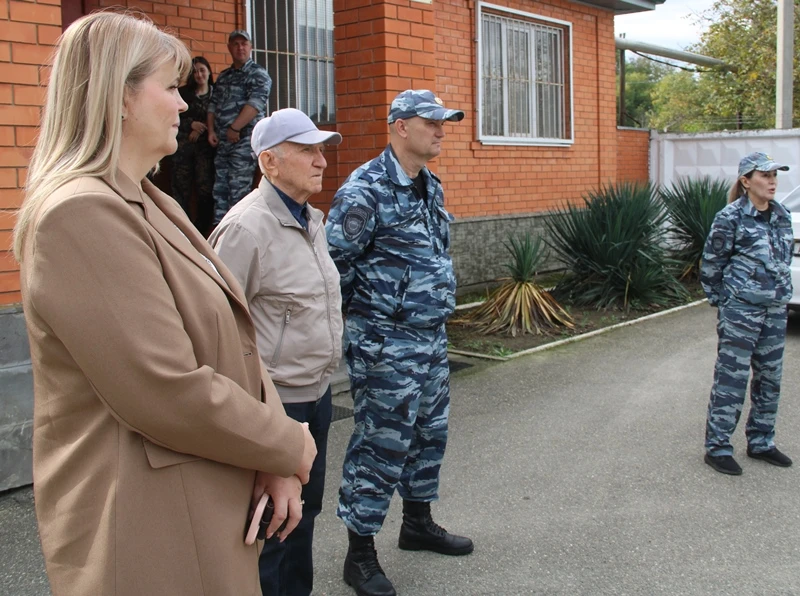 👮В Адыгее сотрудники МВД и представители общественности познакомили учащихся полицейск...