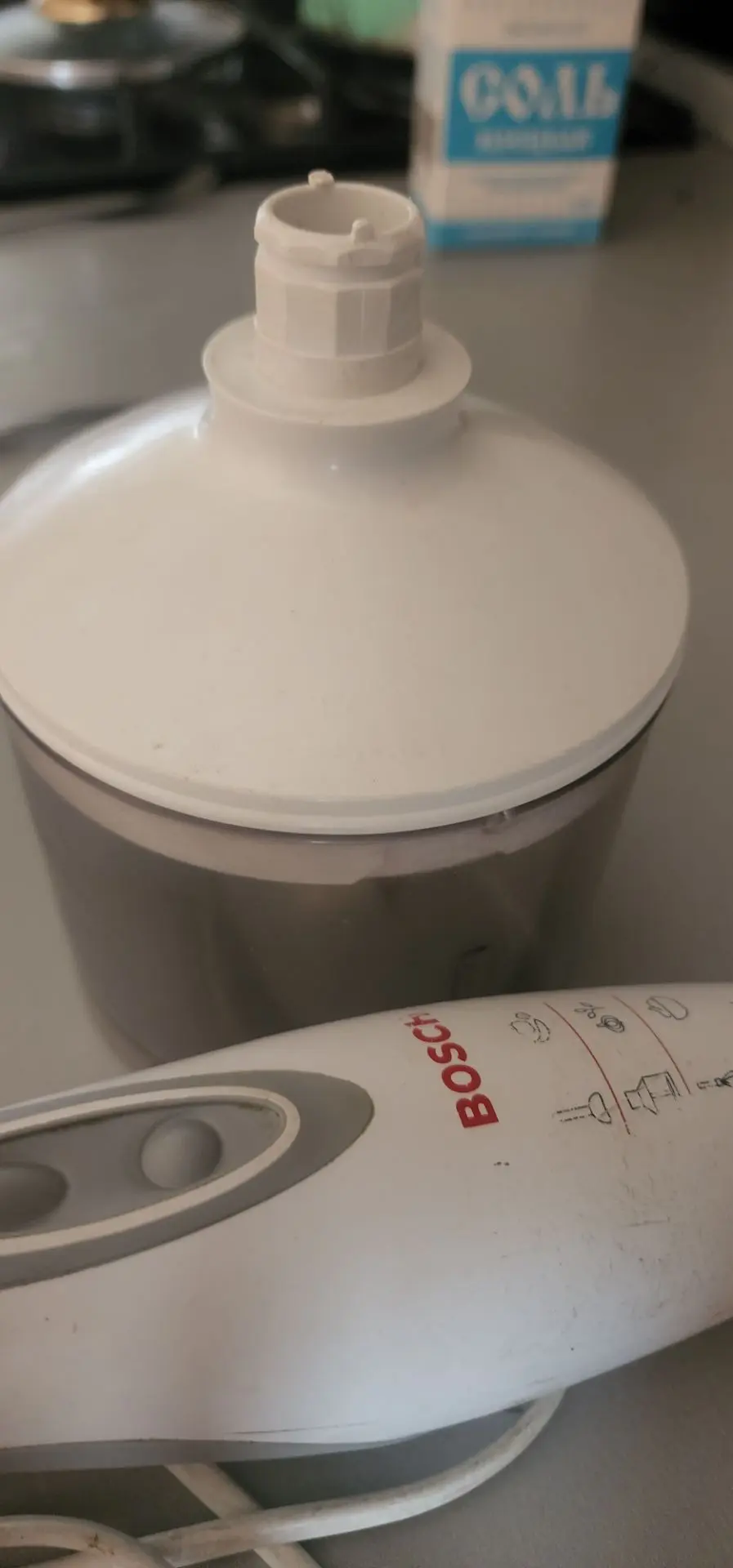 Блендер фирмы bosch. Старенький,но очень рабочий. За 500 р или две шоколадки детям