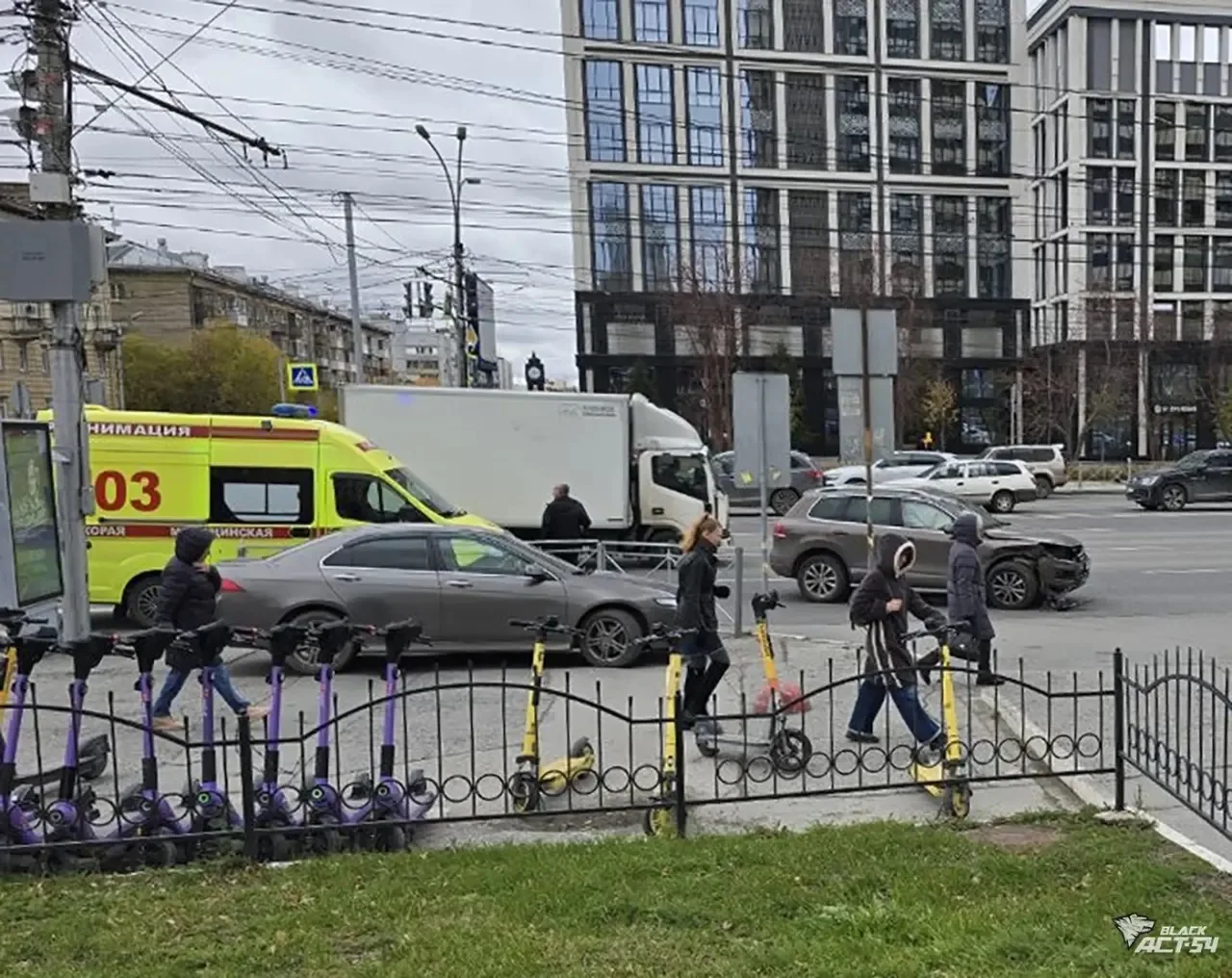 🚔 Водитель седана Mercedes-Benz решил проскочить прямо перекрёсток улиц Кирова и Сакко...
