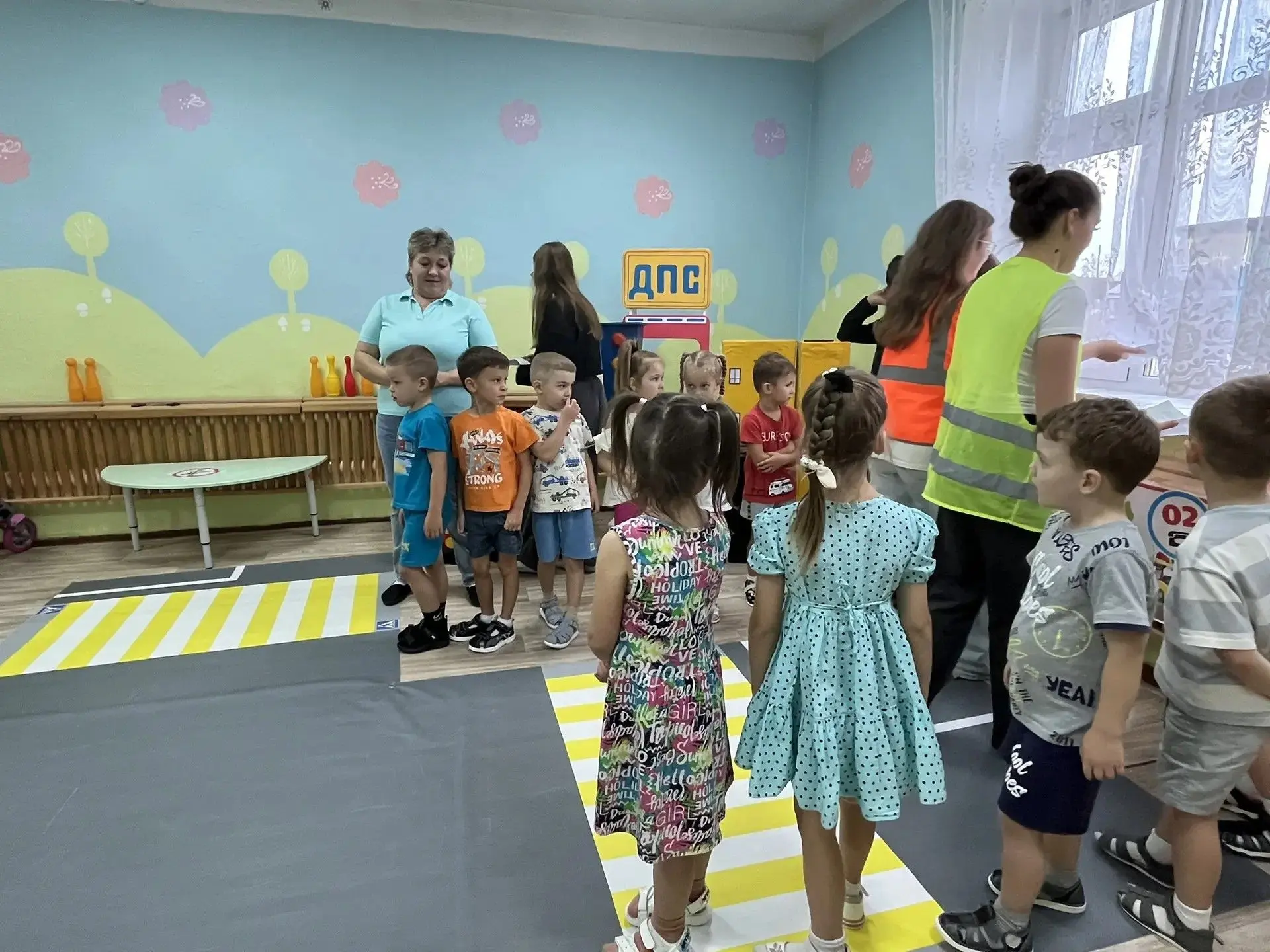🚦✨ «Знатоки правил дорожного движения»: десятиклассники провели яркую игру для дошколят!