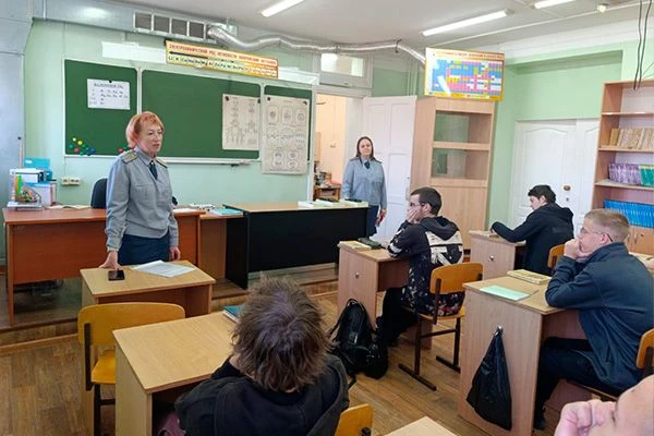 Профилактическую беседу о правонарушениях и преступлениях провели сотрудники УИИ с учащ...
